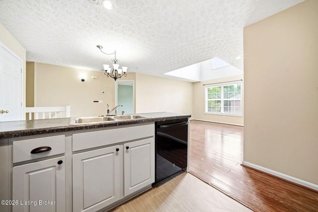 8514 Grand Neptune Dr, Louisville, KY 40228