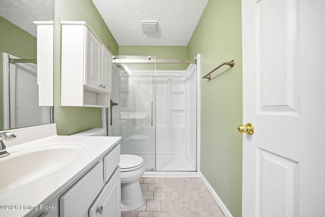 8514 Grand Neptune Dr, Louisville, KY 40228