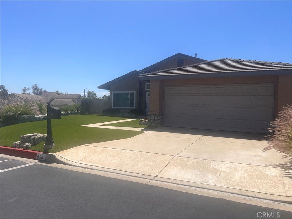 958 Falcon View, Upland, CA 91784