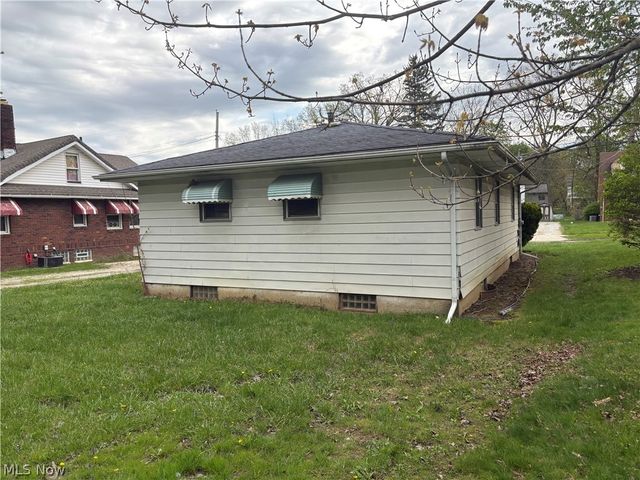 860 Mercer Avenue, Akron, OH 44320