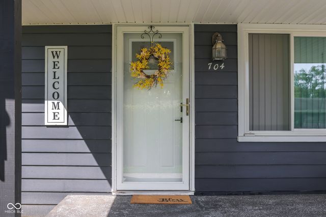 704 Della Road, Columbus, IN 47203
