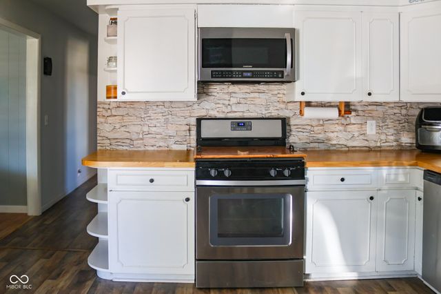 704 Della Road, Columbus, IN 47203