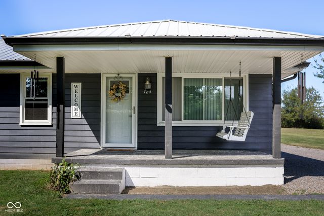 704 Della Road, Columbus, IN 47203
