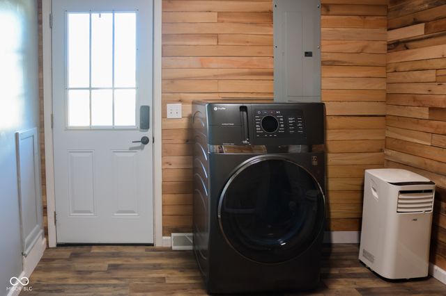 704 Della Road, Columbus, IN 47203