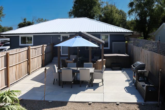 704 Della Road, Columbus, IN 47203