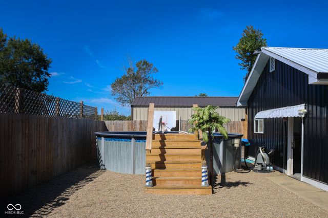 704 Della Road, Columbus, IN 47203