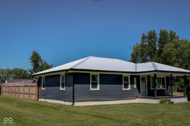 704 Della Road, Columbus, IN 47203