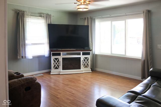 704 Della Road, Columbus, IN 47203