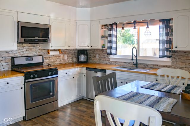 704 Della Road, Columbus, IN 47203