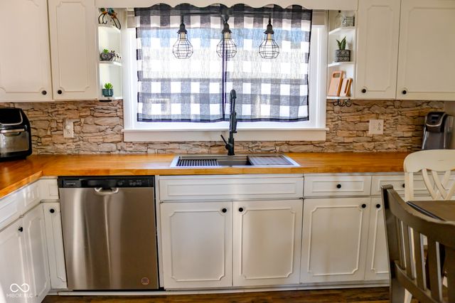 704 Della Road, Columbus, IN 47203