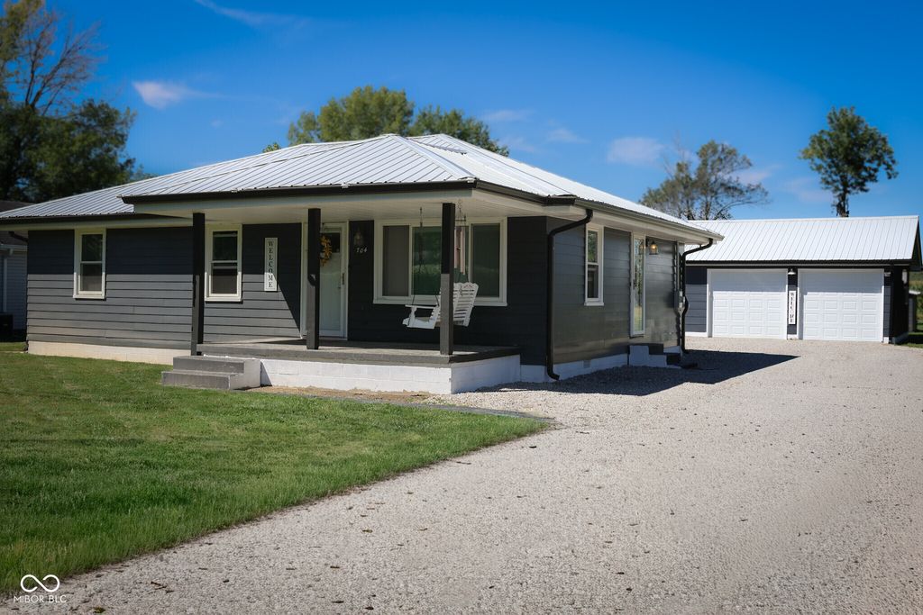 704 Della Road, Columbus, IN 47203