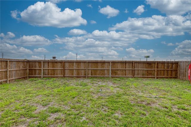 138 Donegal St, Sinton, TX 78387