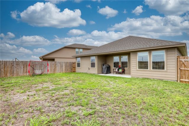 138 Donegal St, Sinton, TX 78387