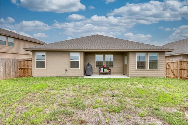 138 Donegal St, Sinton, TX 78387