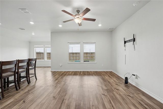138 Donegal St, Sinton, TX 78387
