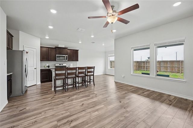 138 Donegal St, Sinton, TX 78387