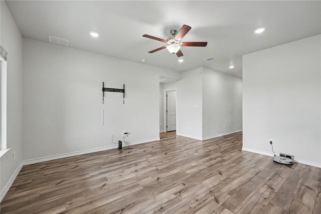 138 Donegal St, Sinton, TX 78387