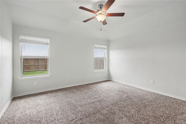 138 Donegal St, Sinton, TX 78387