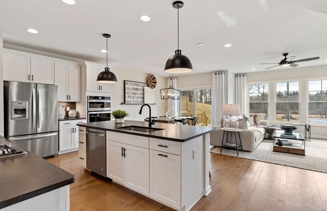 15 Emerald Run 10, Shrewsbury, MA 01545