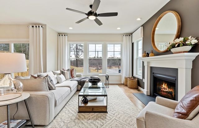 15 Emerald Run 10, Shrewsbury, MA 01545