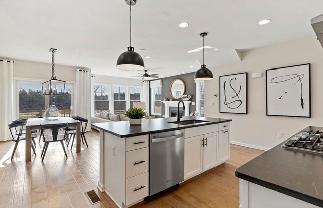 15 Emerald Run 10, Shrewsbury, MA 01545