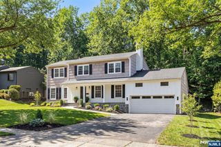 10 Robert Court, Verona, NJ 07044