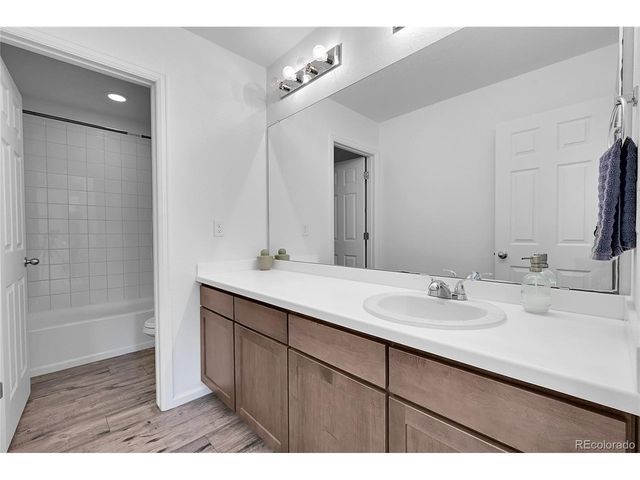 901 N Vandriver Way, Aurora, CO 80018