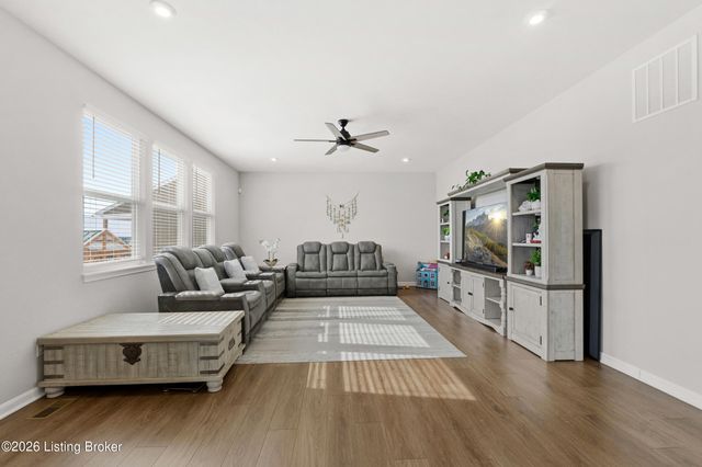 518 Williamsburg Dr, Mt Washington, KY 40047