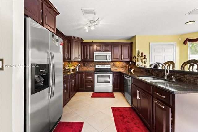 1041 NW 189th Ave, Pembroke Pines, FL 33029