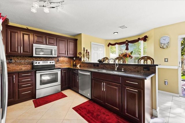 1041 NW 189th Ave, Pembroke Pines, FL 33029