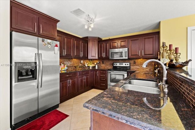 1041 NW 189th Ave, Pembroke Pines, FL 33029