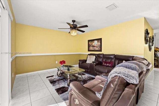 1041 NW 189th Ave, Pembroke Pines, FL 33029