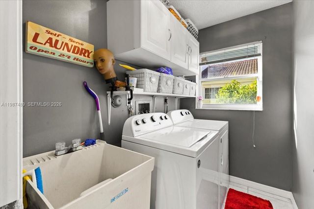 1041 NW 189th Ave, Pembroke Pines, FL 33029