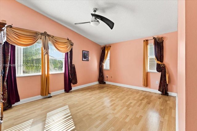 1041 NW 189th Ave, Pembroke Pines, FL 33029