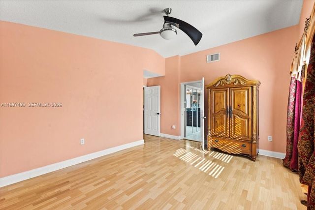 1041 NW 189th Ave, Pembroke Pines, FL 33029