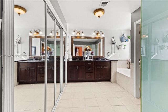 1041 NW 189th Ave, Pembroke Pines, FL 33029