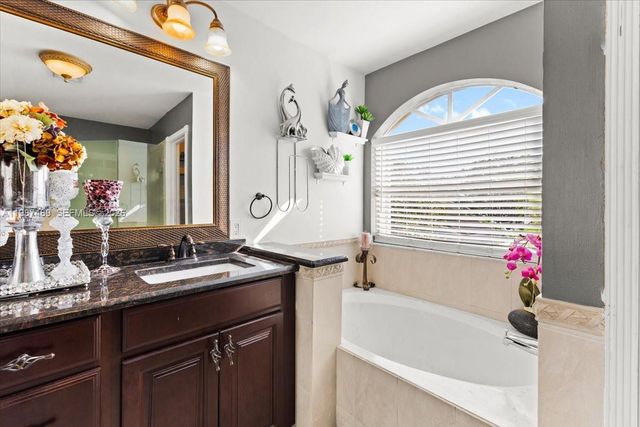 1041 NW 189th Ave, Pembroke Pines, FL 33029