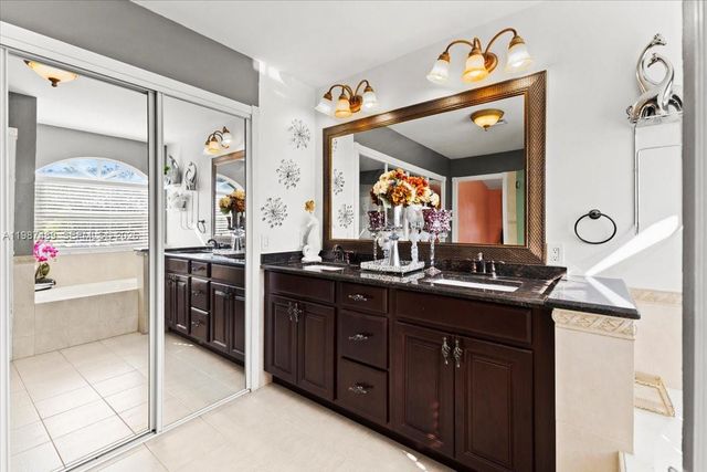 1041 NW 189th Ave, Pembroke Pines, FL 33029