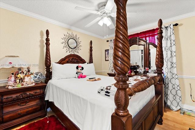 1041 NW 189th Ave, Pembroke Pines, FL 33029