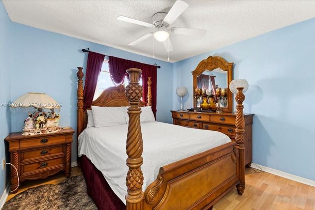 1041 NW 189th Ave, Pembroke Pines, FL 33029