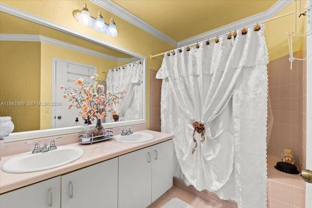 1041 NW 189th Ave, Pembroke Pines, FL 33029