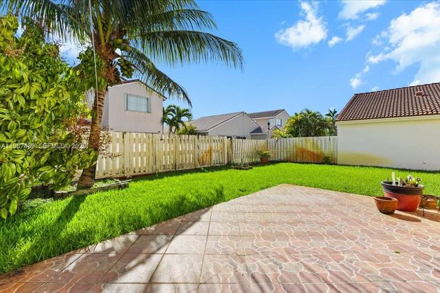 1041 NW 189th Ave, Pembroke Pines, FL 33029