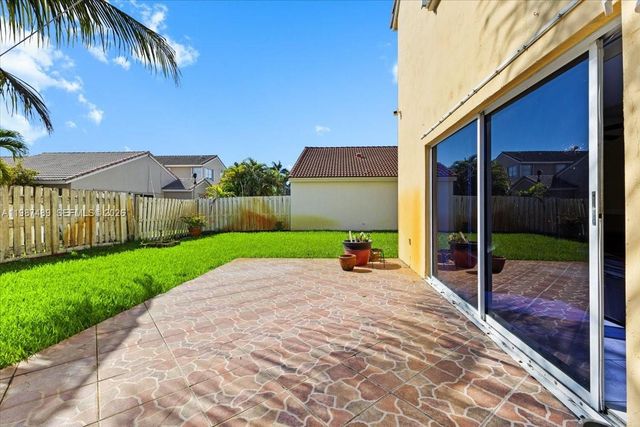 1041 NW 189th Ave, Pembroke Pines, FL 33029