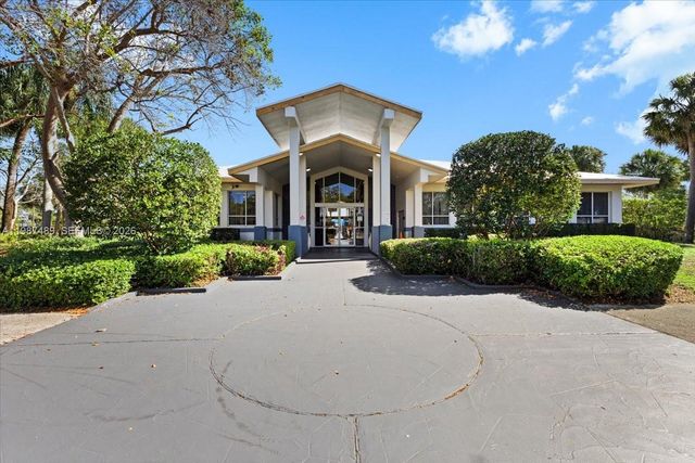 1041 NW 189th Ave, Pembroke Pines, FL 33029