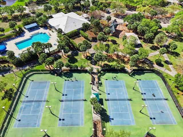 1041 NW 189th Ave, Pembroke Pines, FL 33029