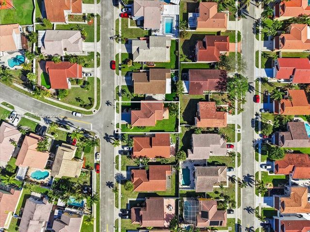 1041 NW 189th Ave, Pembroke Pines, FL 33029