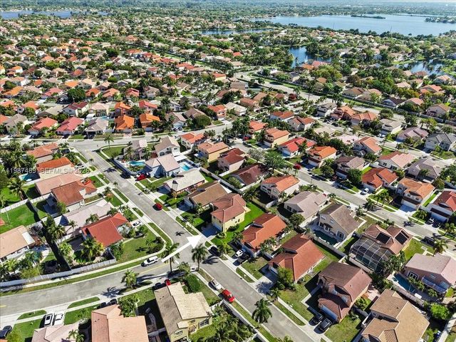 1041 NW 189th Ave, Pembroke Pines, FL 33029