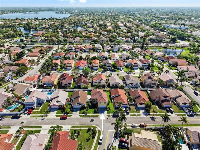 1041 NW 189th Ave, Pembroke Pines, FL 33029