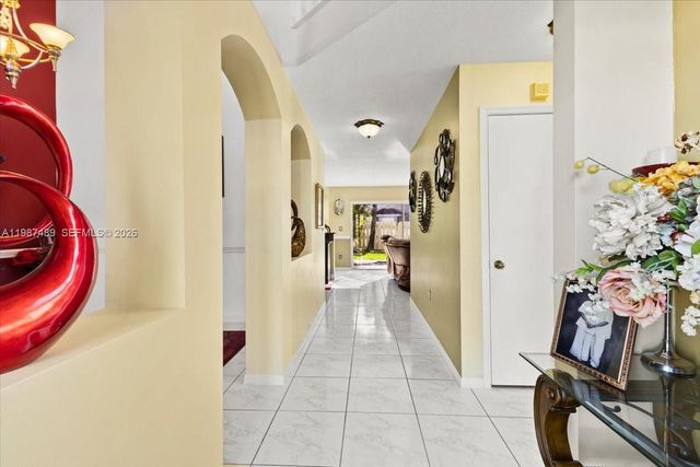 1041 NW 189th Ave, Pembroke Pines, FL 33029