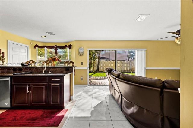 1041 NW 189th Ave, Pembroke Pines, FL 33029